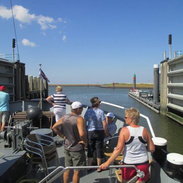 Toeristen varen vanuit Harlingen Werelderfgoed Waddenzee binnen.