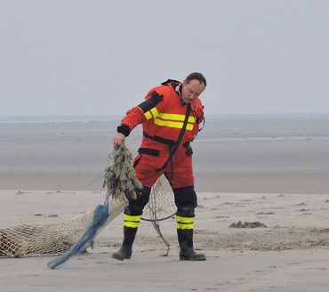 Bemanning Krukel redt zeehond op de Waddenzee van een stuk net. FOTO: Chris Feenstra