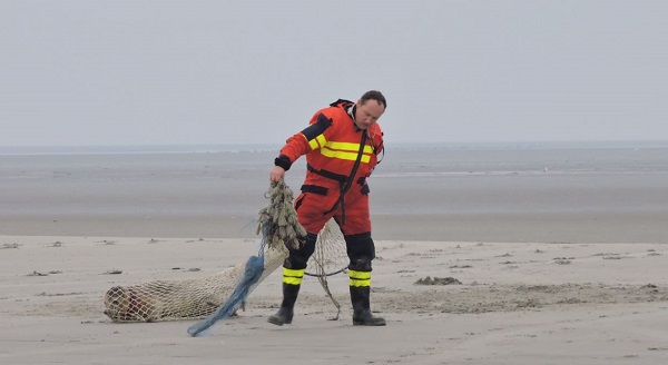 Bemanning Krukel redt zeehond op de Waddenzee van een stuk net. FOTO: Chris Feenstra